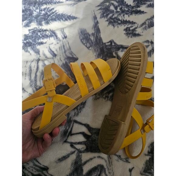 Women's size 7 croc sandals - Picture 2 of 4